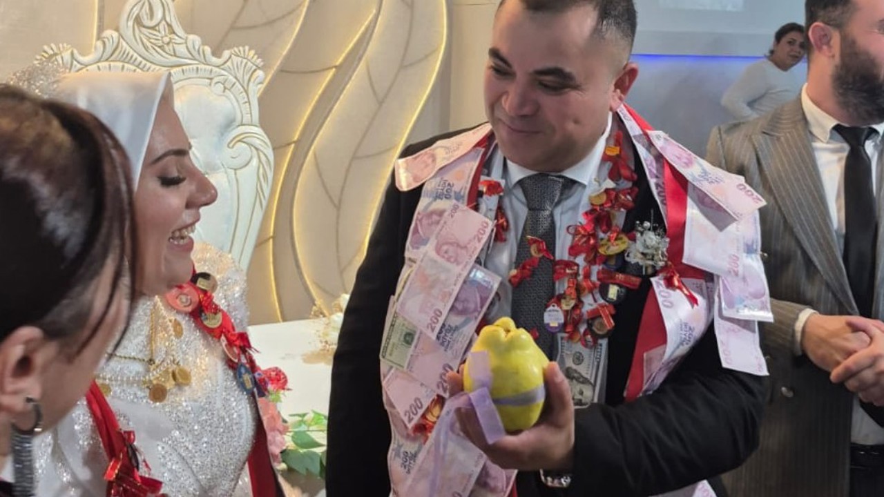 Damada şaka yapıp takı yerine ’ayva’ hediye ettiler
