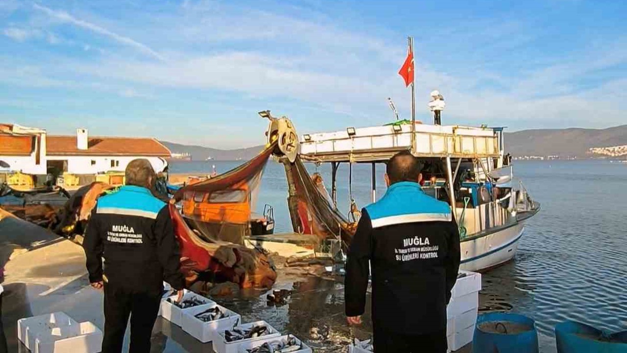 Yasak ağ ile avlanan balıklara el konuldu
