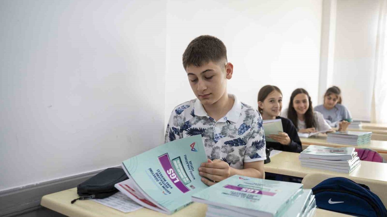 Mersin’de 5 bin öğrenciye ücretsiz kaynak kitap dağıtıldı
