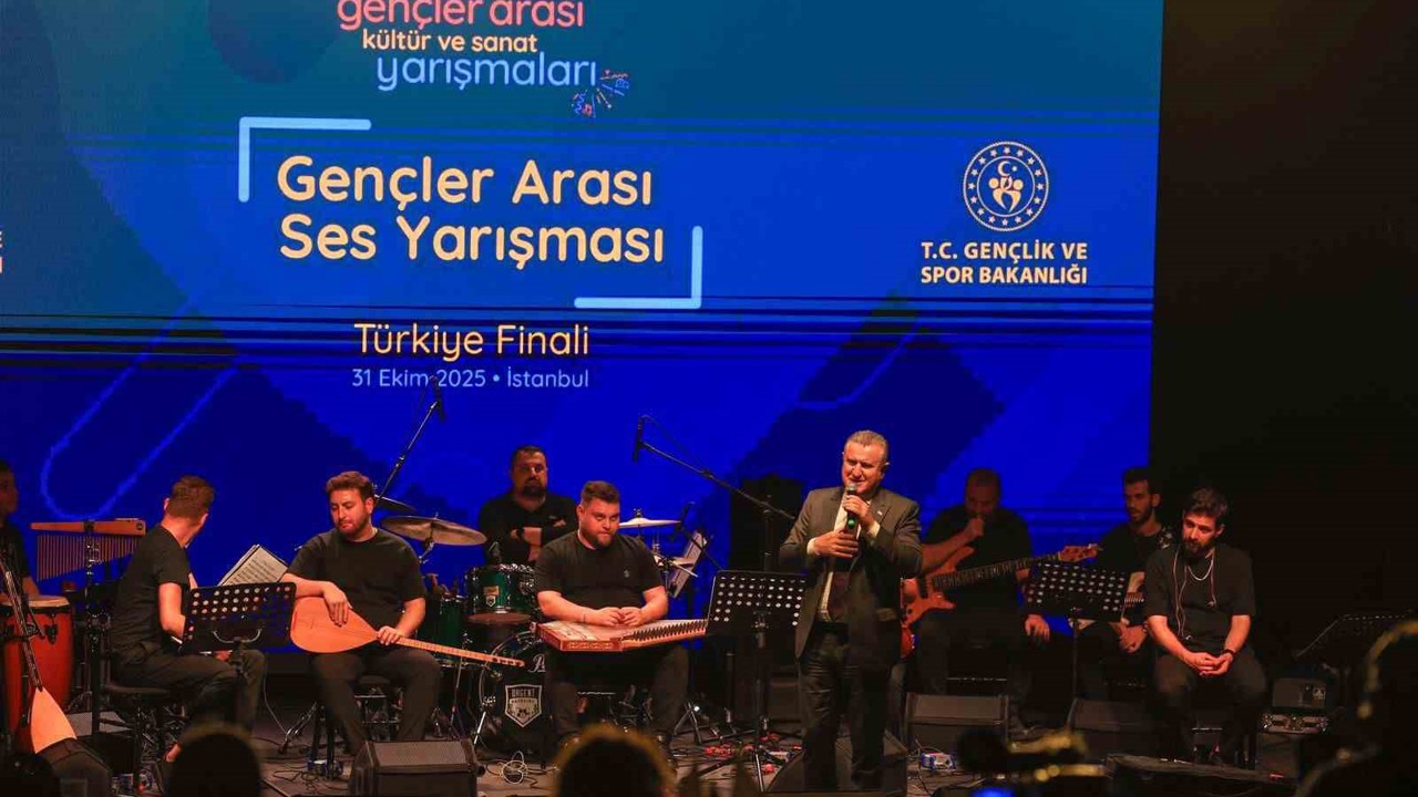 Bakan Bak, gençler arası ses yarışmasını izledi, sahnede şarkı söyledi
