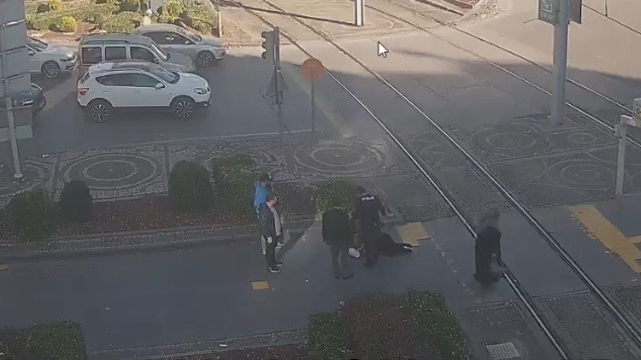Polis, rahatsızlanan kadının yanından biran olsun bile ayrılmadı
