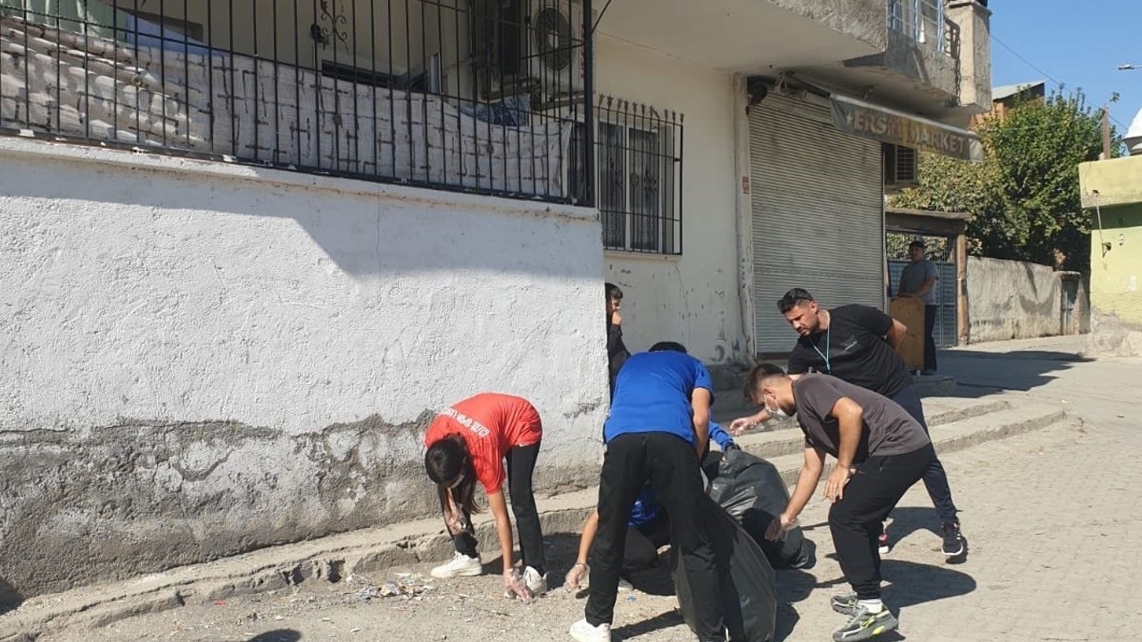 Spor Lisesi öğrencileri çevreye el attı, mahalleyi temizledi

