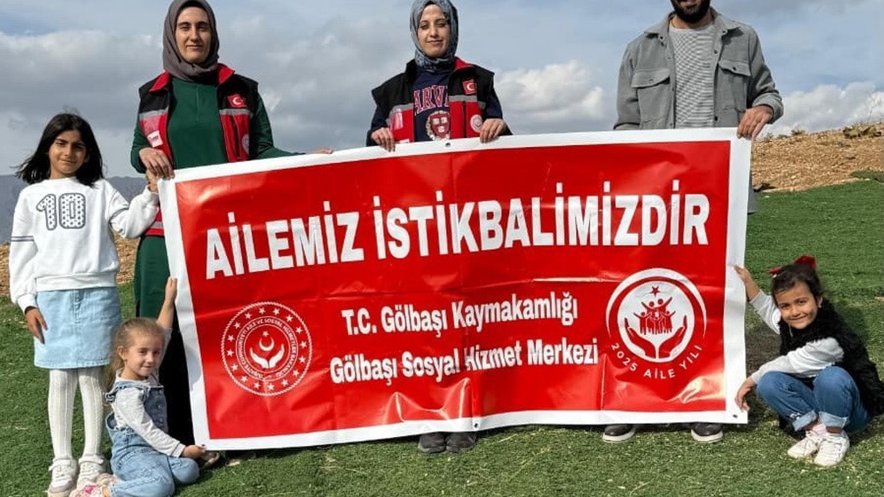 Paraşütle "Ailemiz istikbalimizdir" mesajı verildi
