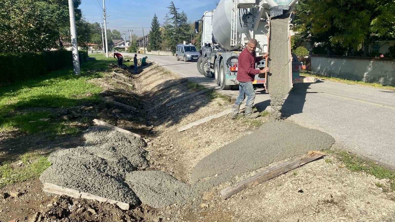 Düzce’de köy yollarına v kanal yapılıyor
