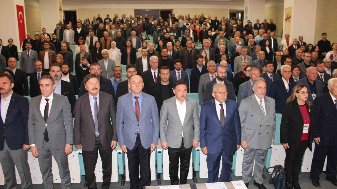 Kayseri Valisi Gökmen Çiçek "Bu bayrakların olduğu coğrafyada yaşayan hiç kimse kendini göçmen hissetmez"
