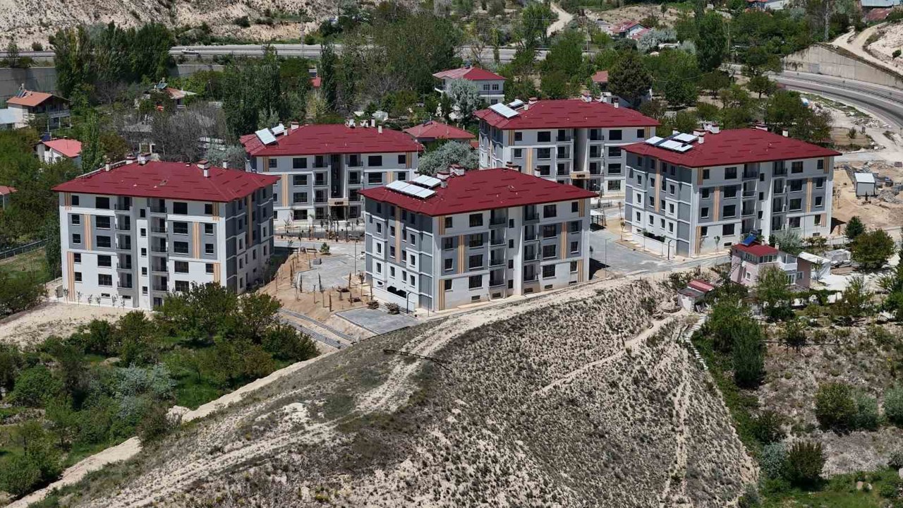 Gürün’de yapımı tamamlanan 85 afet konutunun anahtar teslimi yapıldı
