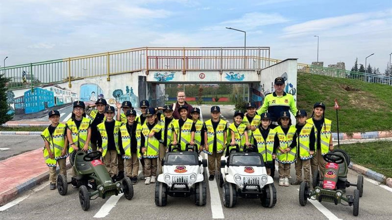 Jandarma ekipleri öğrencilere trafik kurallarını uygulamalı anlatıyor
