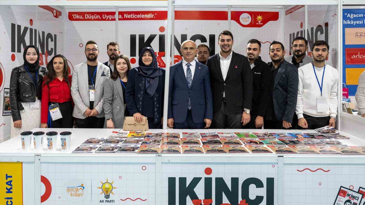 Başkan Er, Malatya Anadolu Kitap ve Kültür Fuarı’nda stantları gezdi
