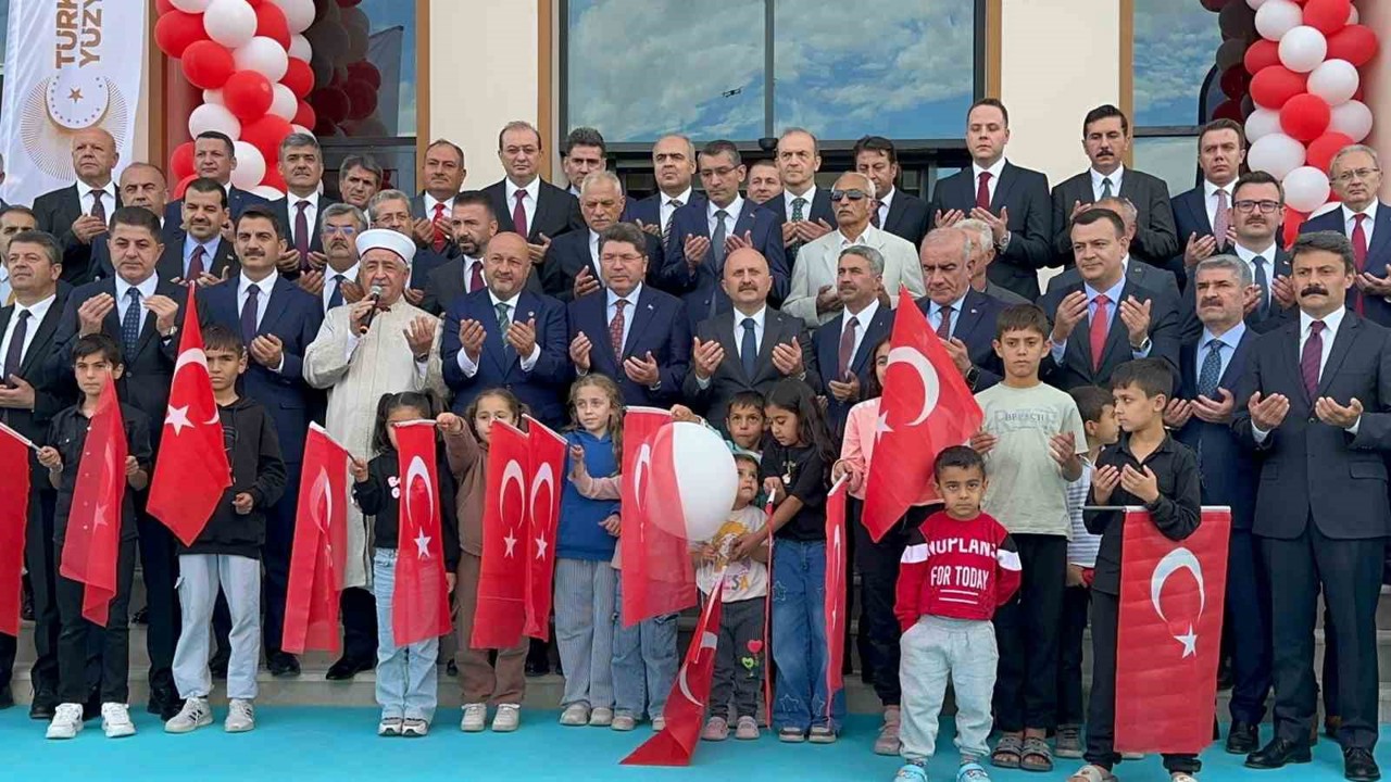 Bakan Yılmaz Tunç: "Deprem davalarında adaletin eşit şekilde tecelli etmesi için çalışmalarımız devam ediyor"
