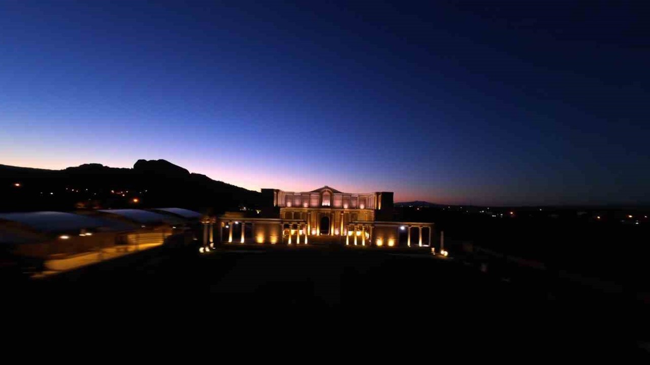 (Güncellendi) Paranın ilk basıldığı Sardes Antik Kenti artık gece de parlıyor
