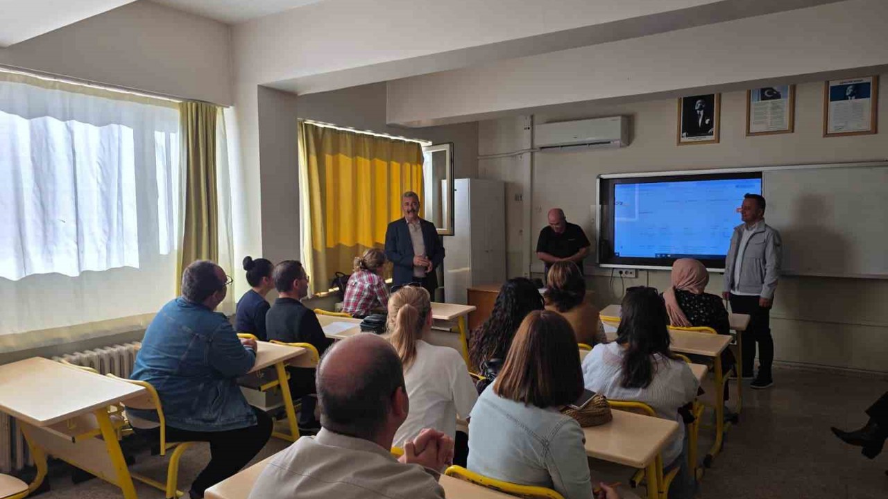 Efeler’de öğretmenler proje üretimi için bir araya geldi
