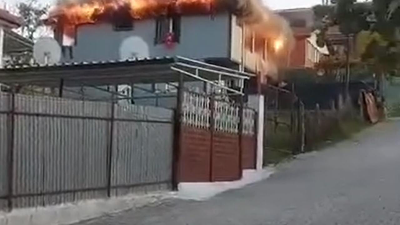 Yalova’da 2 katlı evde yangın
