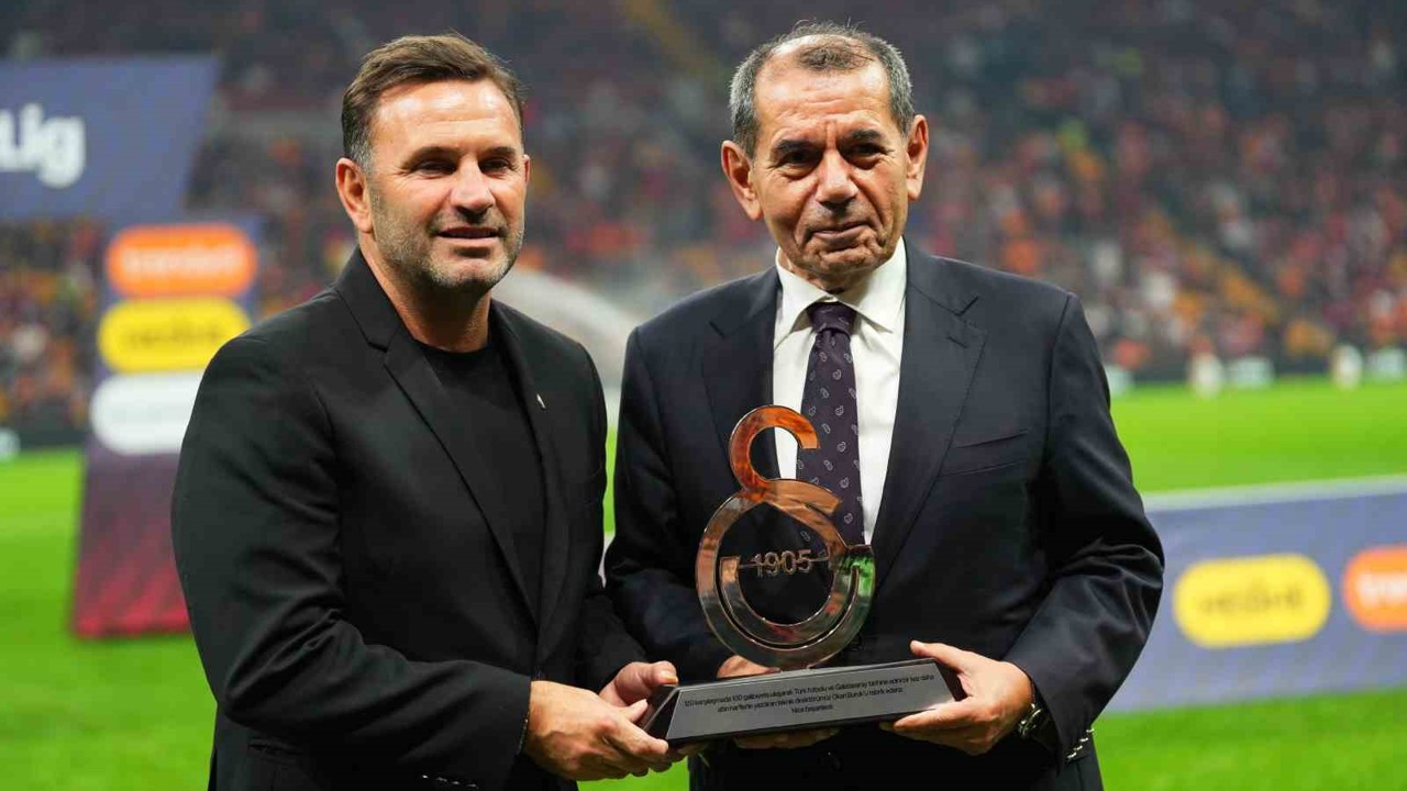 Okan Buruk’a 100. galibiyet plaketi verildi
