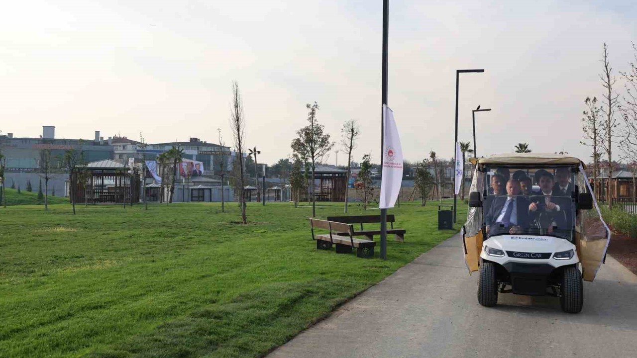 Cumhurbaşkanı Erdoğan, Atatürk Havalimanı Millet Bahçesi’nde esnafı ziyaret etti
