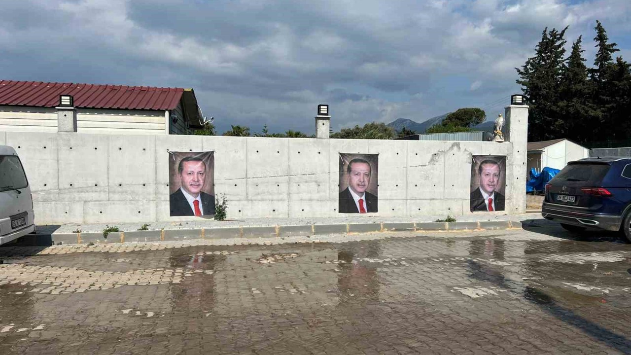 Güzelbahçe ilçe başkanı, Erdoğan sevgisini evinin duvarına taşıdı
