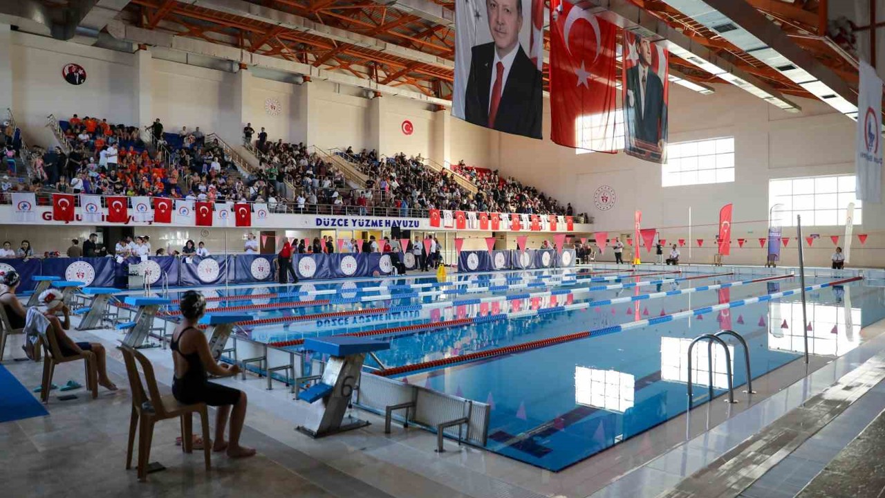 Düzce’de 250 sporcu şampiyon olmak için kulaç attı
