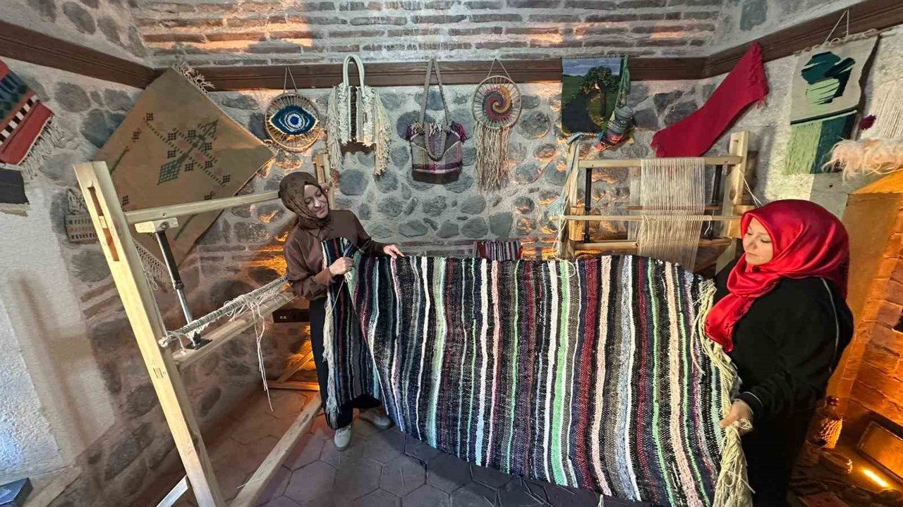 Çöpe gidecek malzemeler onun ellerinde geleneksel kilime dönüşüyor
