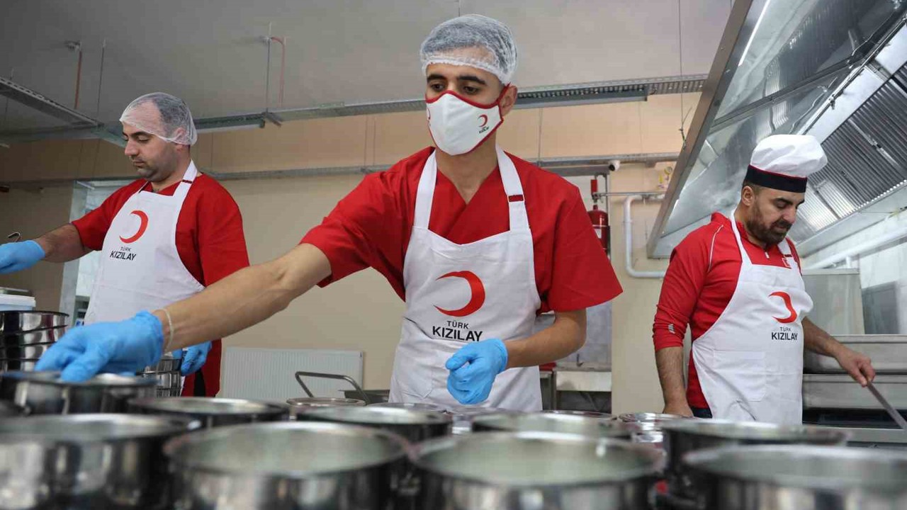 Türk Kızılay Elazığ Şubesi’nden 200 ihtiyaç sahibine sıcak yemek
