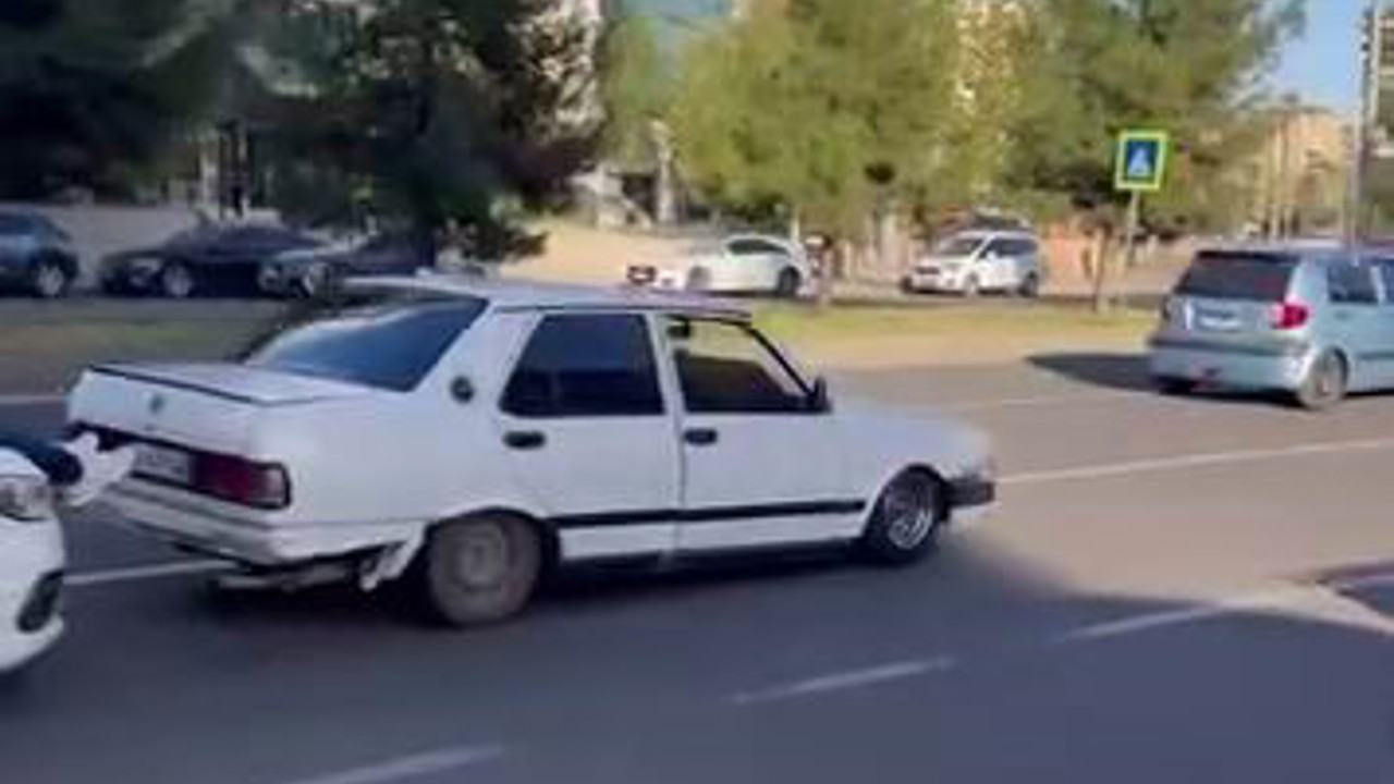 Bu kadarına da pes: Yolda kalan Fiat Tofaş’ı, başka bir aracın kaputuna çıkıp ayakları ile ittirdiler
