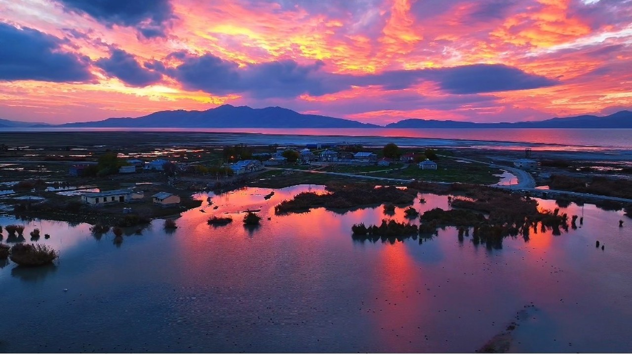 Erçek Gölü’nde muhteşem günbatımı
