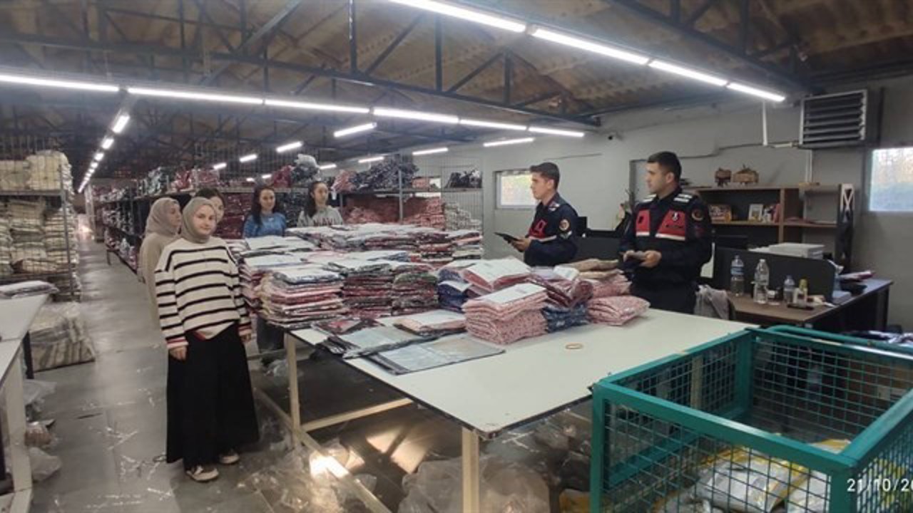 Jandarma’dan kadınlara KADES ile UYUMA anlatıldı
