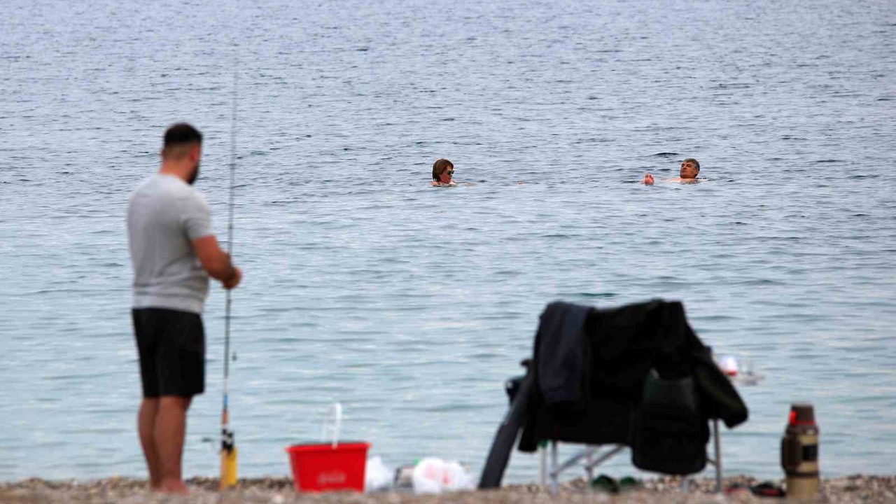 Antalya’da kasım ayında denize girmenin keyfini çıkardılar
