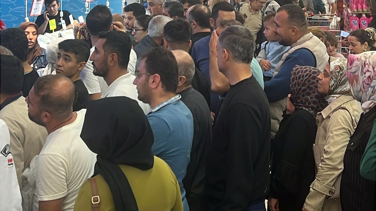 Hamsinin kilosu 50 liraya düştü, vatandaşlar markete akın etti
