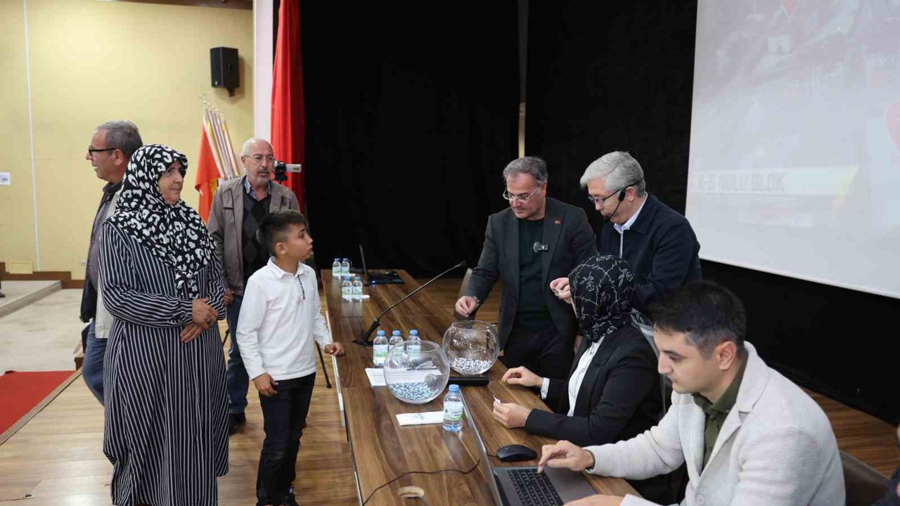 Hacılar’da merakla beklenen konut kura çekimi yapıldı
