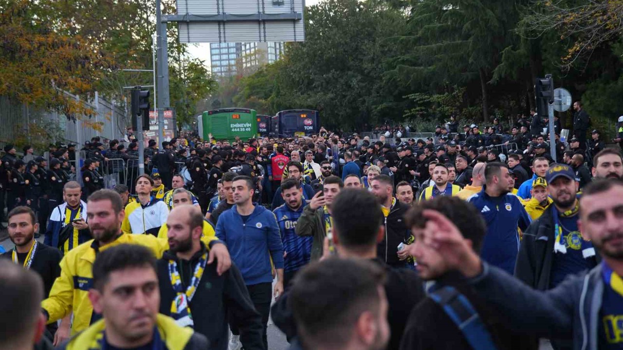 Fenerbahçe taraftarı derbi için stada geldi
