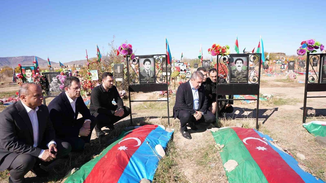 BBP Genel Başkanı Destici, Ağdam’da şehitliği ziyaret etti
