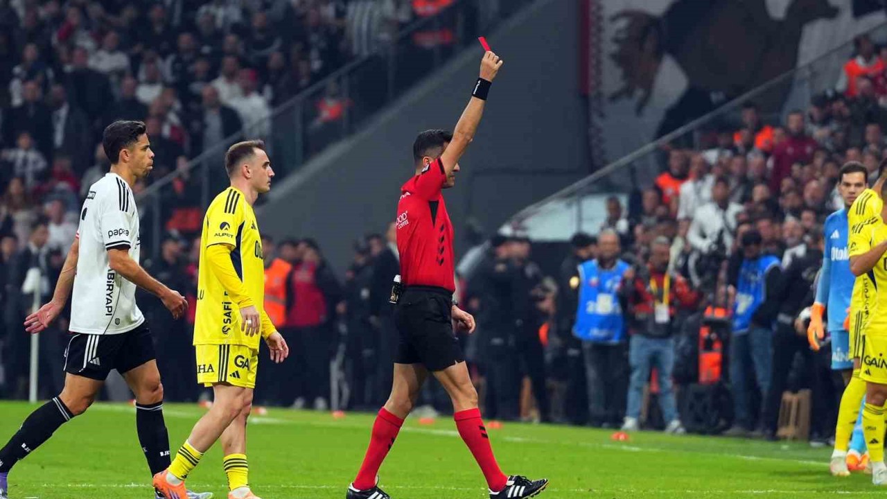 Beşiktaş’ın kaptanı Orkun Kökçü, Fenerbahçe derbisinde kırmızı kart gördü!
