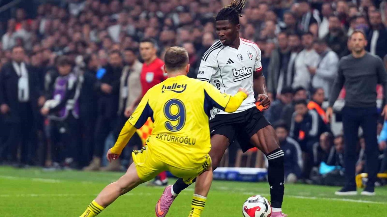 Trendyol Süper Lig: Beşiktaş: 2 - Fenerbahçe: 2 (İlk yarı)
