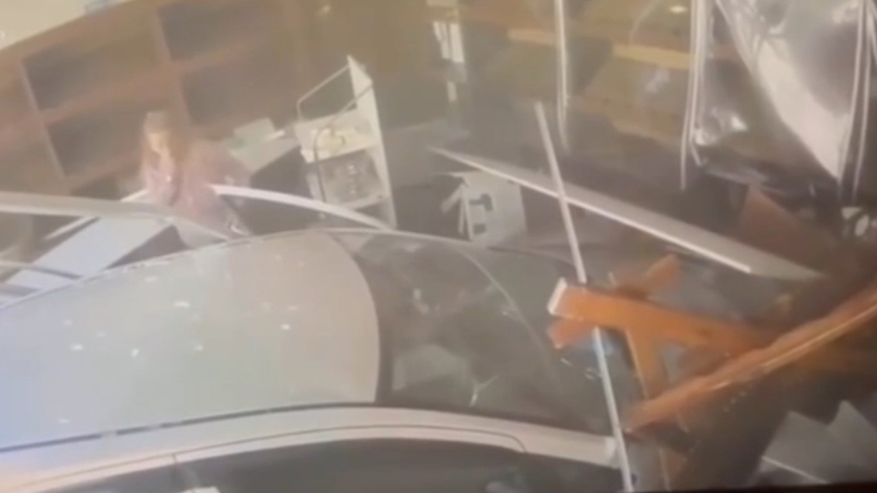 Fırına dalan otomobil ortalığı savaş alanına çevirdi... O anlar kamerada
