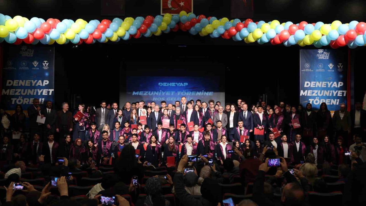 Geleceğin teknoloji yıldızları Deneyap Mezuniyet töreninde buluştu
