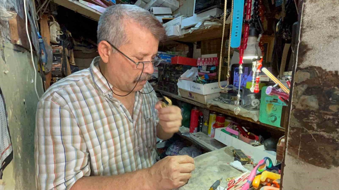 Çakmağını tamir ettiği doktorun kendine verdiği "Çakmak Doktoru" unvanıyla 40 yıldır ekmek parasını kazanıyor
