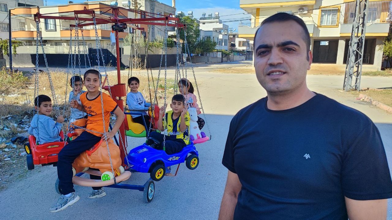 Kendi çocukken hiç binmedi: Mahalle mahalle gezerek çocukları dönme dolabına bindiriyor

