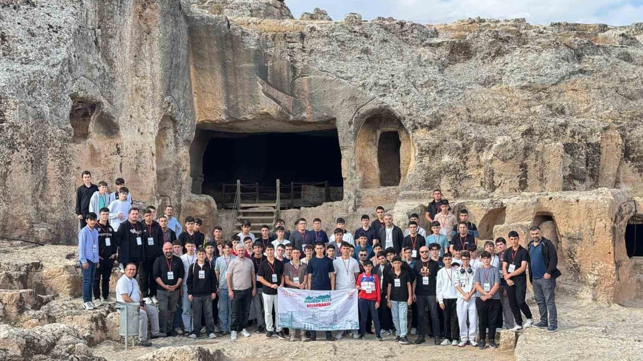 Bayburtlu öğrenciler ‘Maziden Atiye’ programıyla Diyarbakır’ı gezdi
