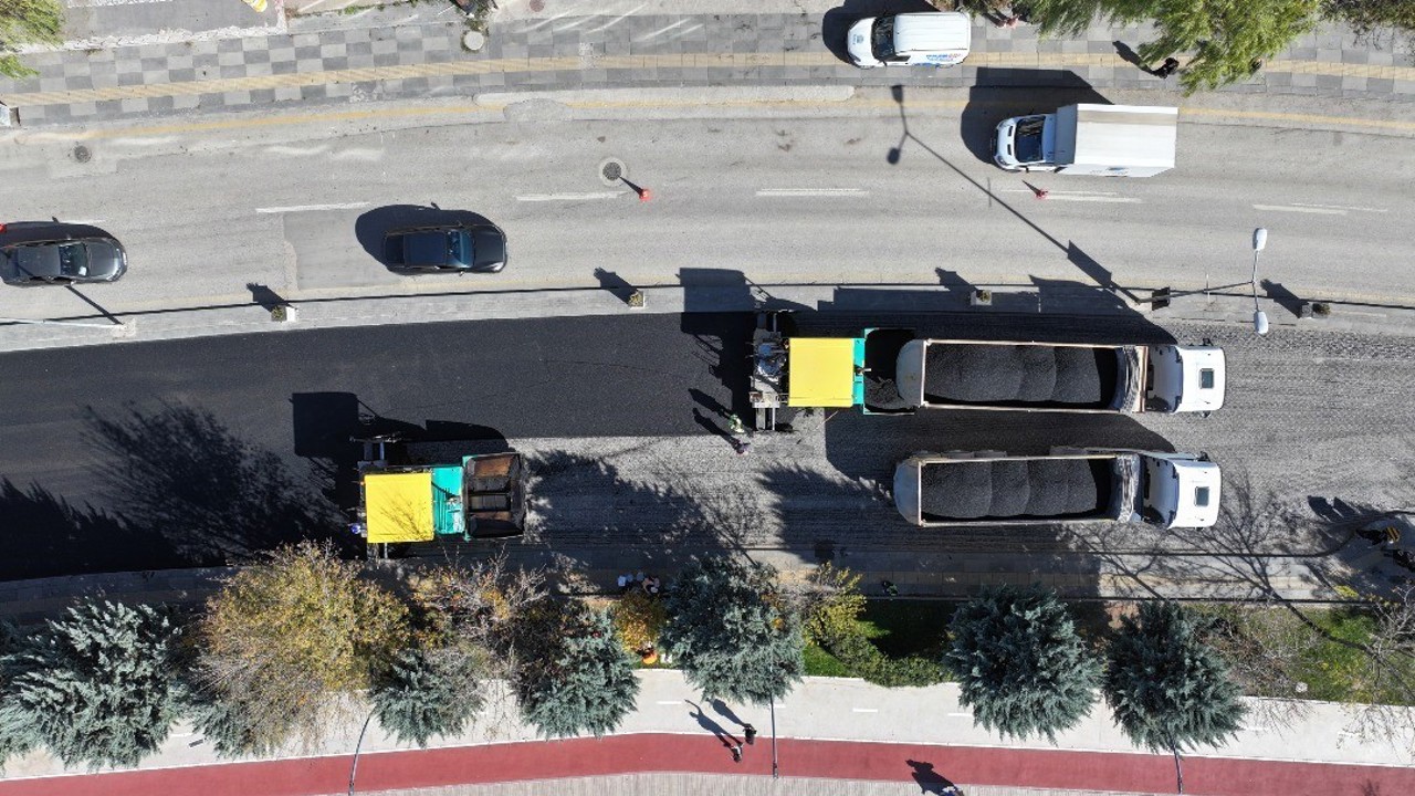 Gölbaşı Belediyesi’nden sıcak asfalt serimi çalışmaları
