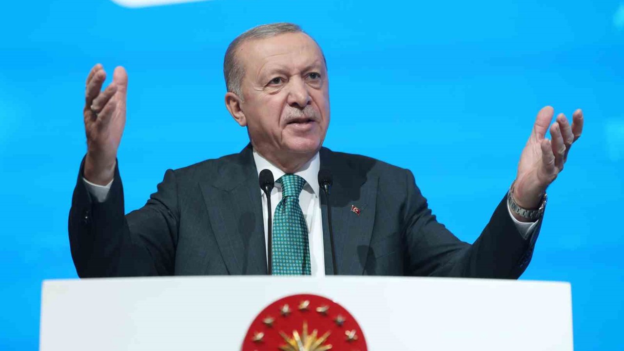 Cumhurbaşkanı Erdoğan, "İslam alemi Sudan’da akan kanı durdurmalı. Sudan’ın toprak bütünlüğünü korumalıyız. Sudan’ın yanında olmalıyız" dedi.
