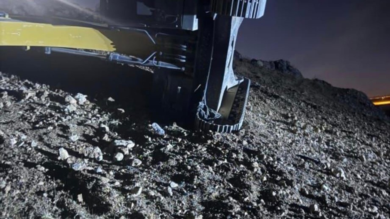 Siirt’te ekskavatör devrilmesi sonucu operatör ağır yaralandı
