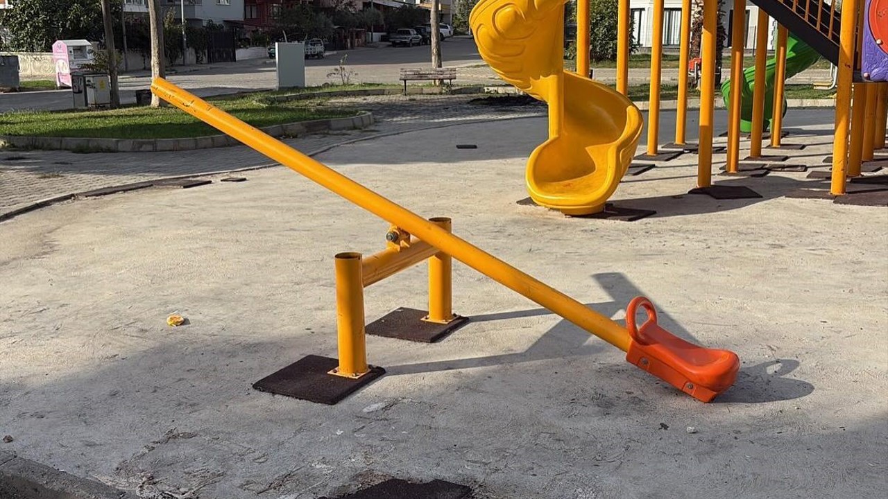 Çocukların oyun alanı tahrip edildi, zemin kaplamaları ateşe verildi
