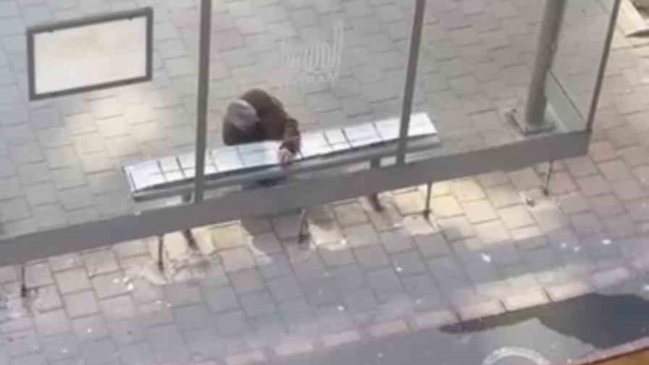 Mardin’de duyarlı vatandaş, yolcular üşümesin diye durağın oturma yerlerini halıyla kapladı
