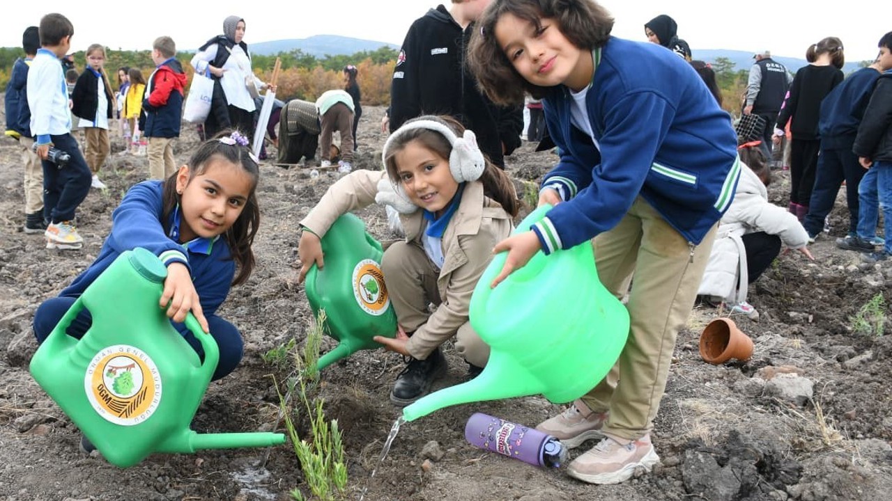 Öğrenciler fidanları toprakla buluşturdu
