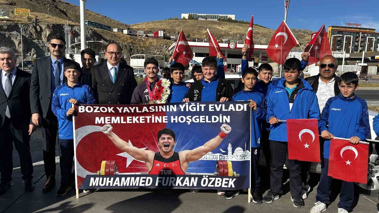 Rekor kırarak dünya şampiyonu olan milli halterci Muhammed Furkan Özbek, memleketinde davul ve zurna ile karşılandı
