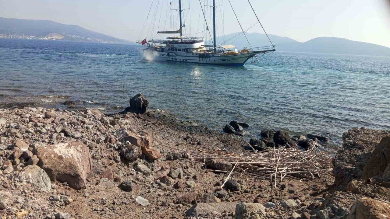 Bodrum’da yelkenli tekne karaya oturdu
