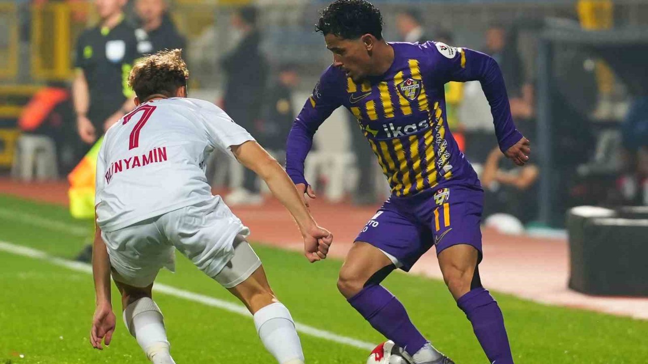 Trendyol Süper Lig: Eyüpspor: 0 - Antalyaspor: 0 (İlk yarı)
