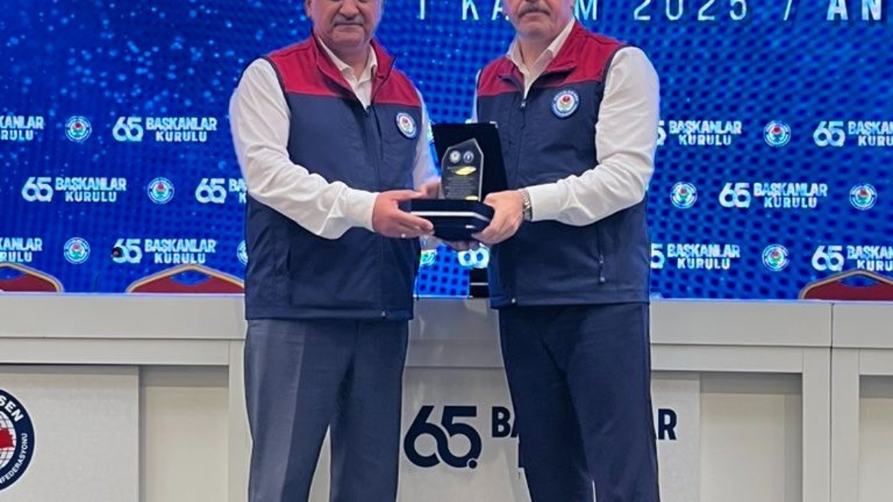 Eğitim Bir Sen Antalya Şubesi’ne plaket
