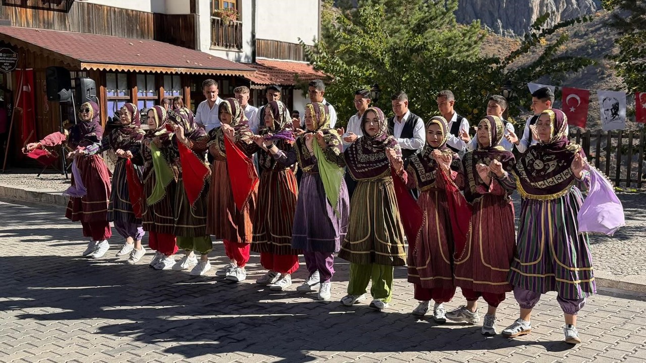 Eğin Halk Oyunları, gençlerle yeniden hayat buluyor
