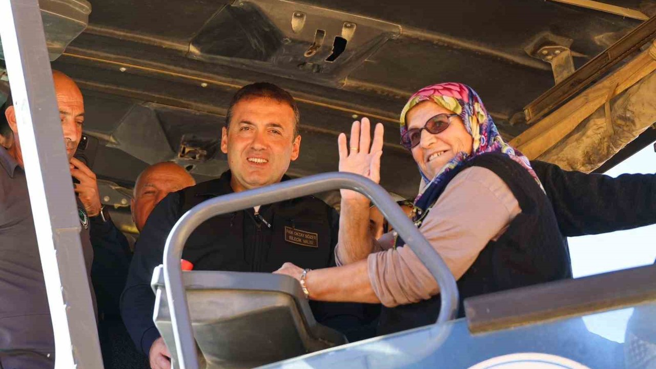 Köyünün ilk asfaltını Sebahat teyze attı
