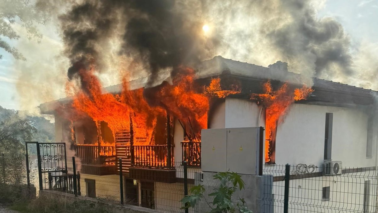 Uyuşturucuyla yakalanmamak için evini ateşe verdiği iddiası
